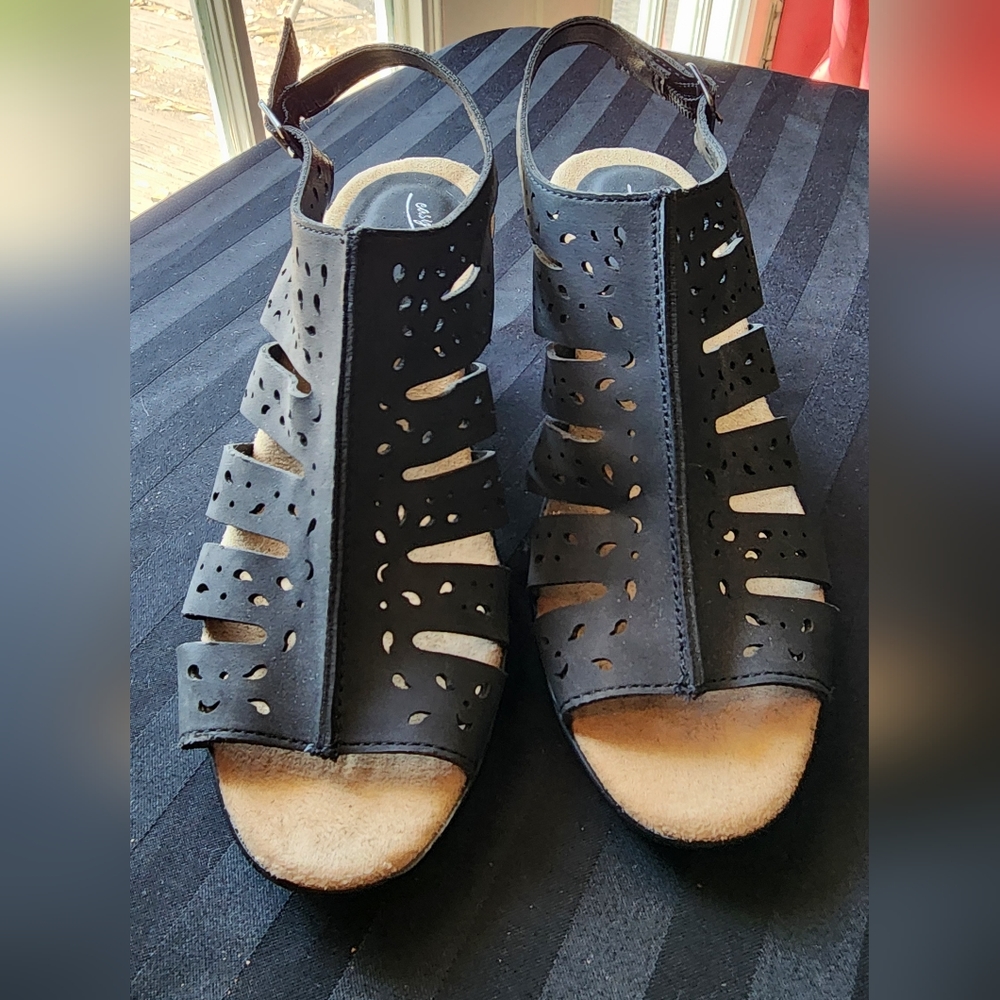Easy Street Comfort Wave Black Sandals. Size 6. NWOT.